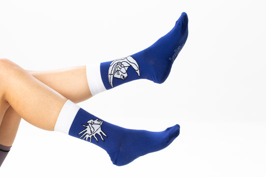 Focus sur notre modèle des chaussettes dépareillées Soleil et Lune