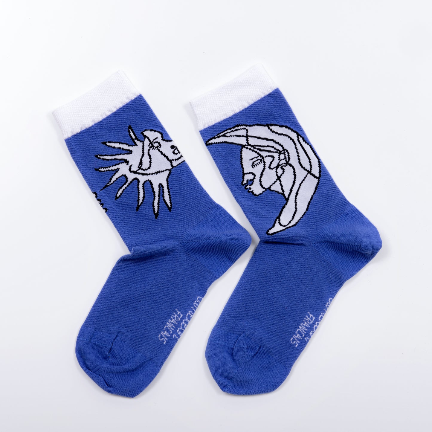 Les chaussettes dépareillées aux dessins artistiques, le soleil et la lune en coton BIO