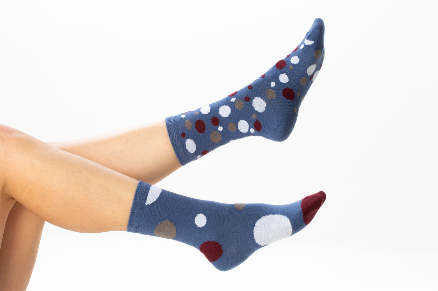 Les chaussettes dépareillées stylées pois valeur sûre