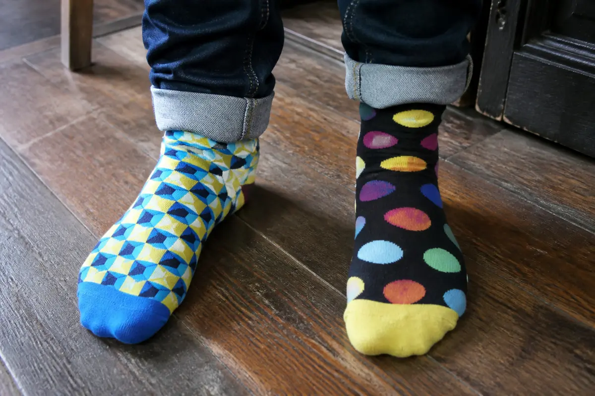 Chaussettes dépareillées : Comment adopter cette tendance symbole ?