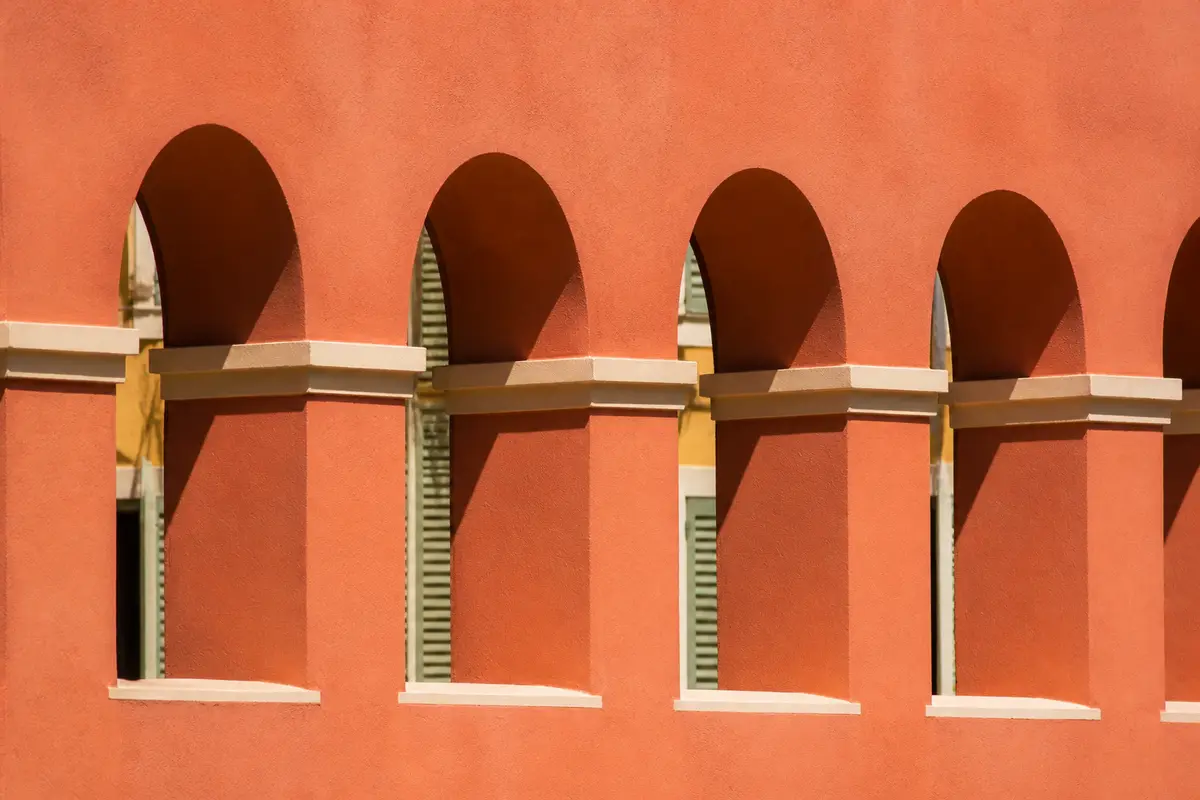 Arches orange avec lumière et ombre créant des motifs de graphisme intéressants