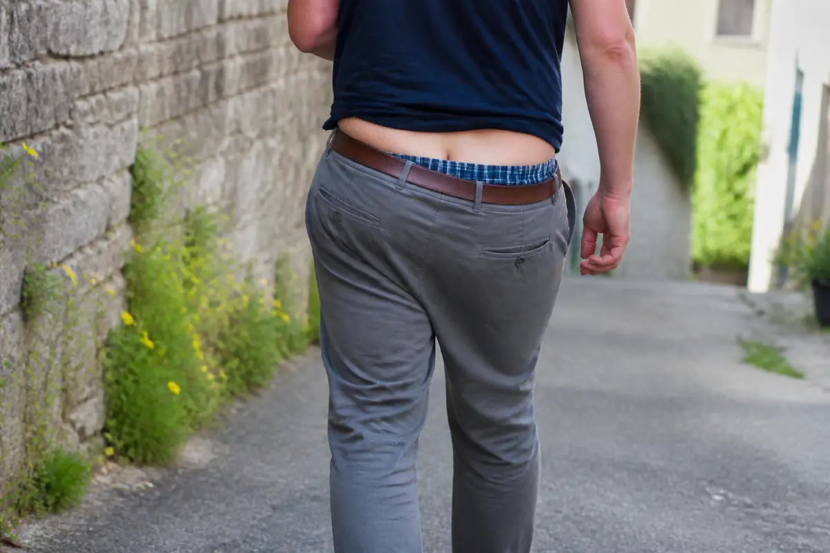 Pantalon qui descend : Pourquoi et comment ne plus glisser ?