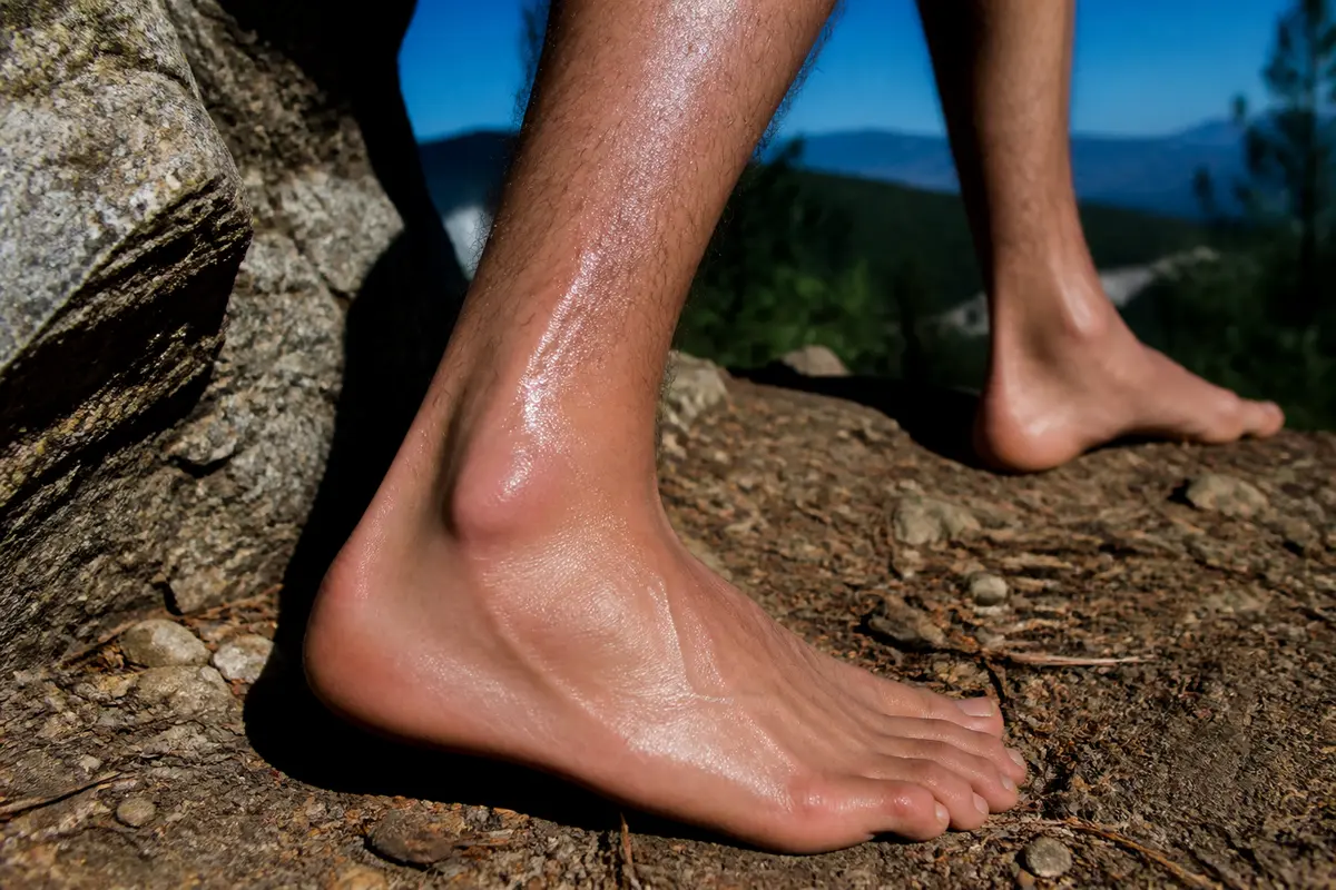 Pieds qui transpirent : causes, solutions efficaces et conseils