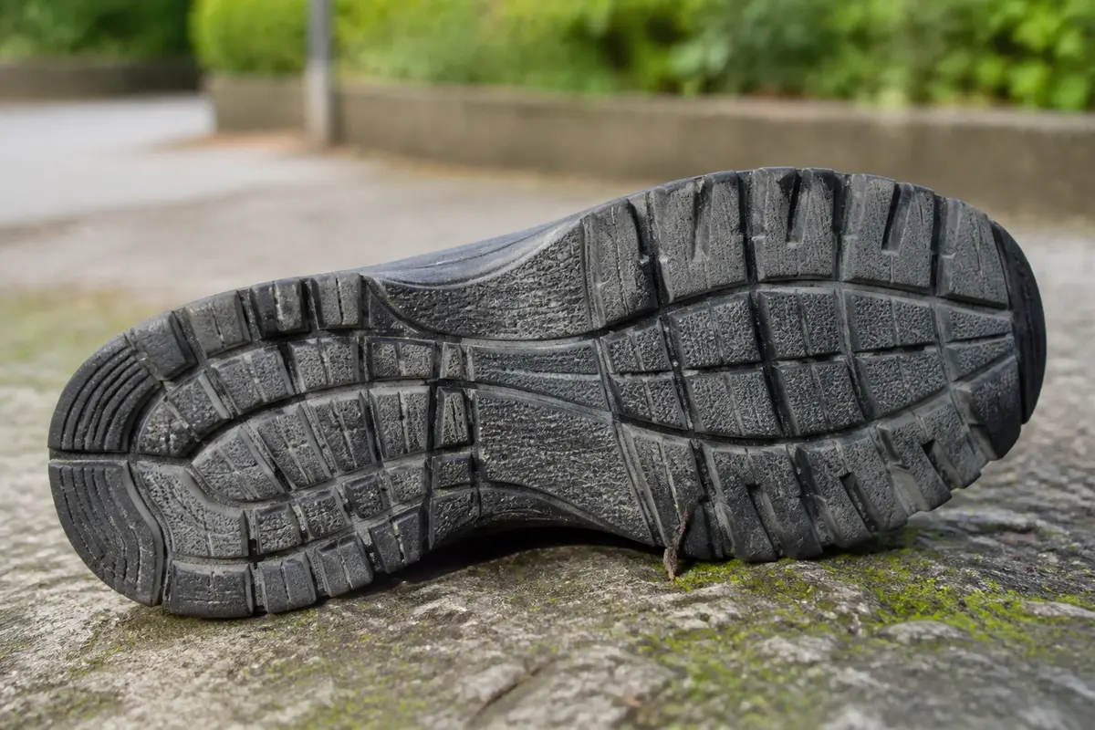 Semelle chaussure trop grande : Comment ajuster et gagner en confort ?